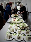 Pöydät notkuivat tarjottavaa Kirkkonummen Eläkkeensaajien 45-vuotisjuhlassa.

