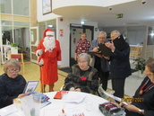 Joulupukki tuli myös meidän juhlaamme ja jakoi lahjat