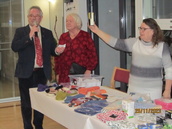 Arpajaiset onnettarene Mirja, Tea palkinnot valitsee ja Pekka voittajan nimet lukee.