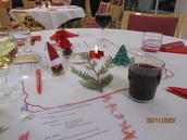 Tässä pöytää koristivat tontut