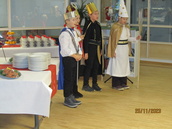 Jokirinteen koulun Tiernapojat esiintymässä pikkujoulussa 25.11.2023