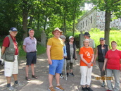 Päiväretkeläiset Sjundbyn linnan edustalla, josta jatkamme matkaa Siuntion kylpylän grillipaikalle.