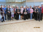 Syntymäpäiväjuhlijat ja puheenjohtaja Jukka Tammi sekä
varapuheenjohtaja Pekka Jäppinen