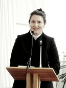 Seurakuntapastori Johanna Siltala muistutti, että kukaan ei maailmassa pärjää yksin.

