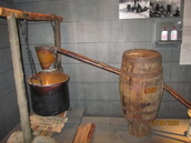 Luston metsämuseo 12.8.2020 kuva vanhasta pontikan keittovälineestä.