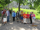 Päiväretkeläiset Sjundbyn linnan edustalla 