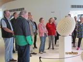 Porukka kuuntelemassa oppaan kertomaa Fazerilla