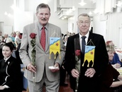 Juhlassa muistettiin yhdistyksen viirillä puheenjohtaja Jukka Tammea
(vasemmalla) ja toiminnantarkastaja Pentti Lepolaa, joka myös laulaa yhdistyksen Aatamit ja Eevat -kuorossa.

