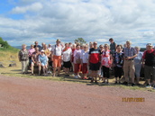 Retkeläiset Notvikin tykkien vierellä Bomarsundissa, oppaamme 
Inga-Britt Wirta Jukan vieressä. ( meillä oli tosi hyvä opas )