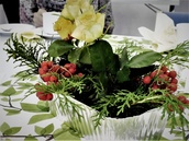 Kukka-asetelmat pöydissä muistuttivat jo syksystä.