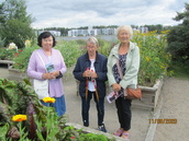 Pirjo, Marjatta ja Helena ihastelemassa Kenkäveron puutarhaa