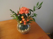 Pöydissä syksyiset kukka-asetelmat