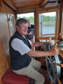 Jukka ohjaamassa sisävesialusta Punkaharjua Saimaalla 12.8.2020