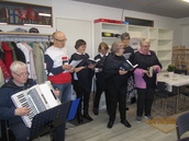 Kuoro Aatamit ja Eevat lauloivat ja laulattivat