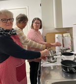 Saippuapalojen sulattelua, ennen väri- ja hajustetippojen lisäämistä
